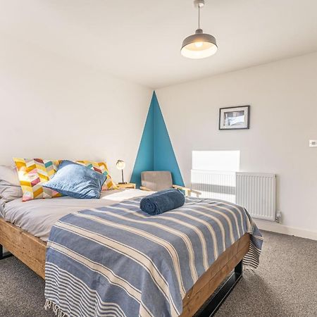 Stylish 5-Bed Home, Each With En-Suite And Own Tv コヴェントリー エクステリア 写真