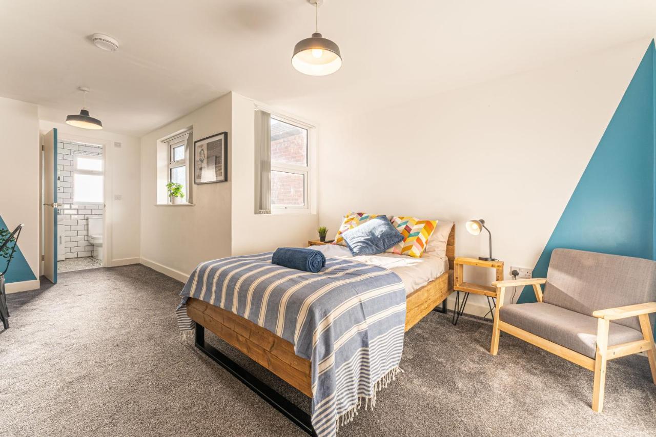 Stylish 5-Bed Home, Each With En-Suite And Own Tv コヴェントリー エクステリア 写真