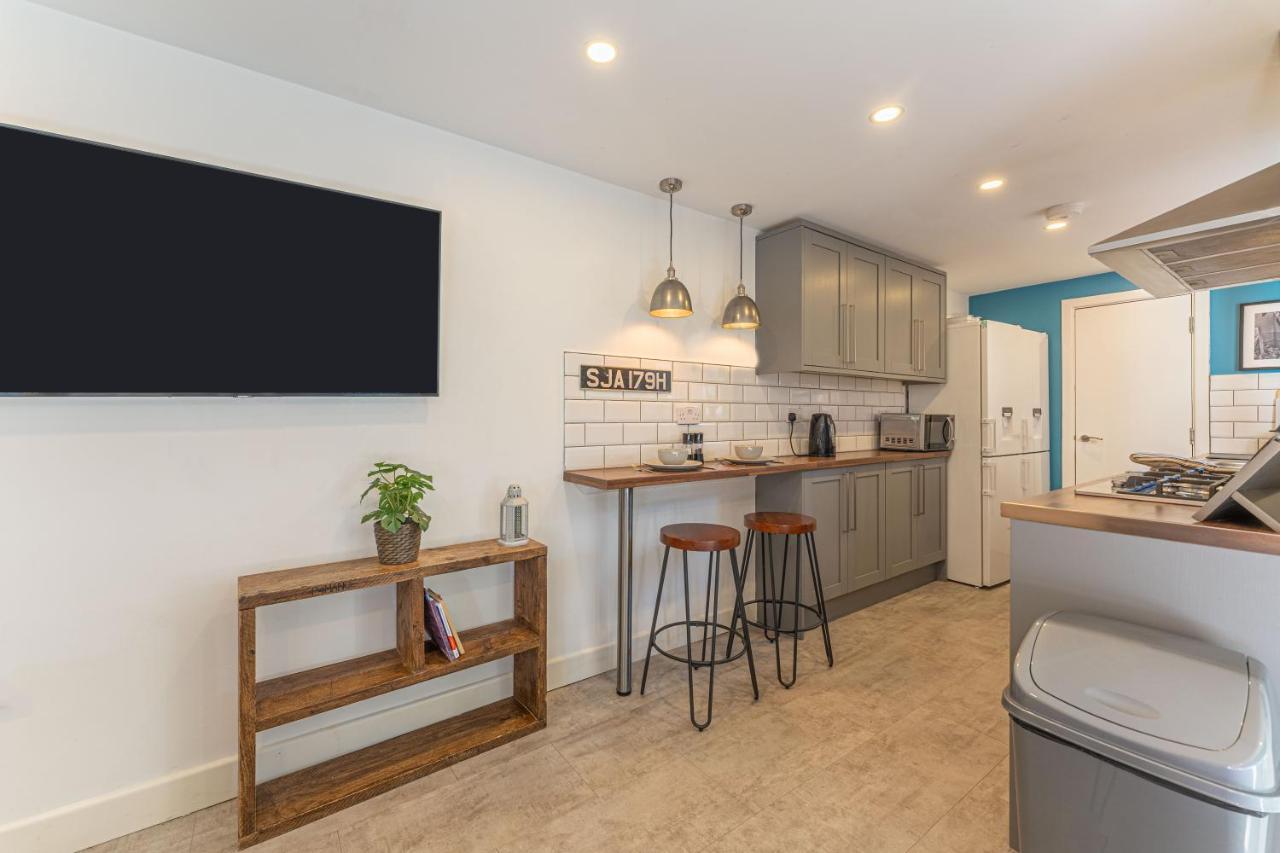 Stylish 5-Bed Home, Each With En-Suite And Own Tv コヴェントリー エクステリア 写真