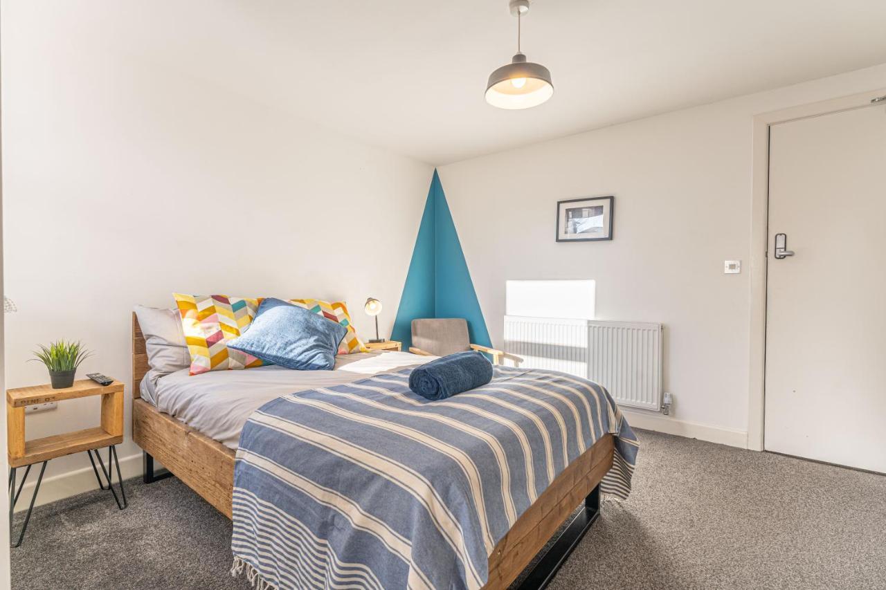 Stylish 5-Bed Home, Each With En-Suite And Own Tv コヴェントリー エクステリア 写真