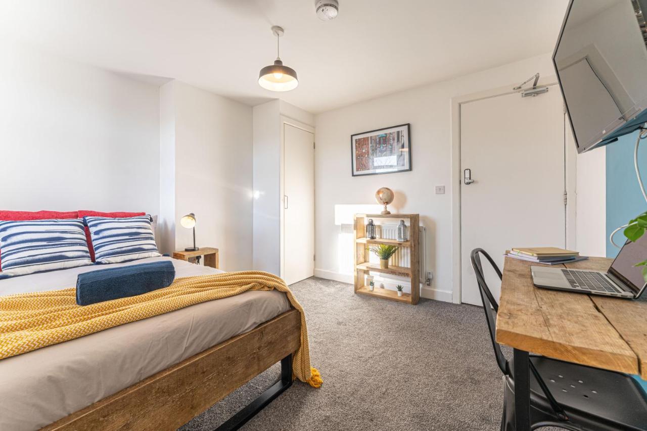 Stylish 5-Bed Home, Each With En-Suite And Own Tv コヴェントリー エクステリア 写真