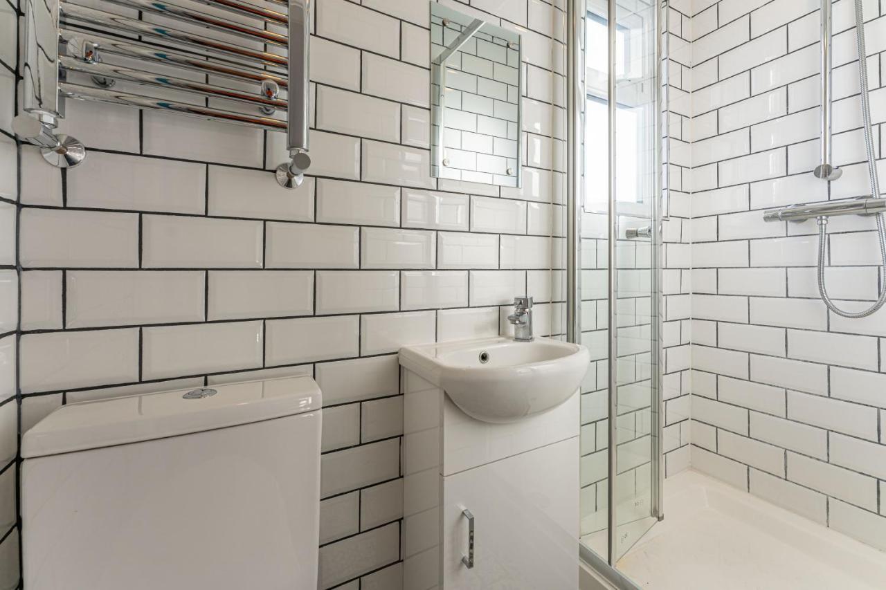 Stylish 5-Bed Home, Each With En-Suite And Own Tv コヴェントリー エクステリア 写真