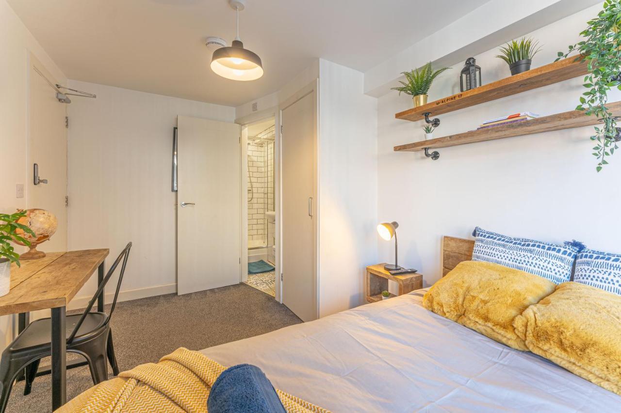 Stylish 5-Bed Home, Each With En-Suite And Own Tv コヴェントリー エクステリア 写真