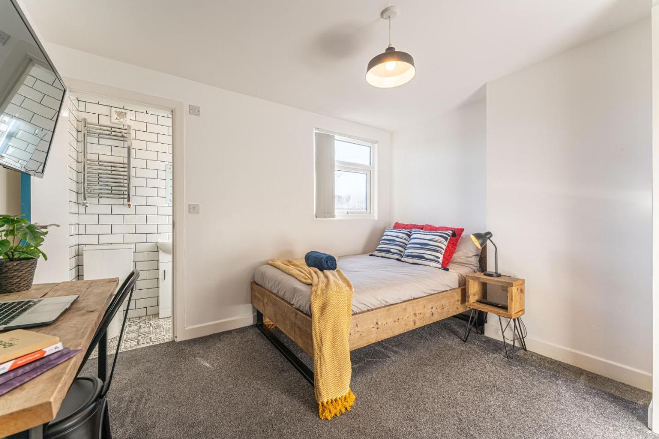 Stylish 5-Bed Home, Each With En-Suite And Own Tv コヴェントリー エクステリア 写真