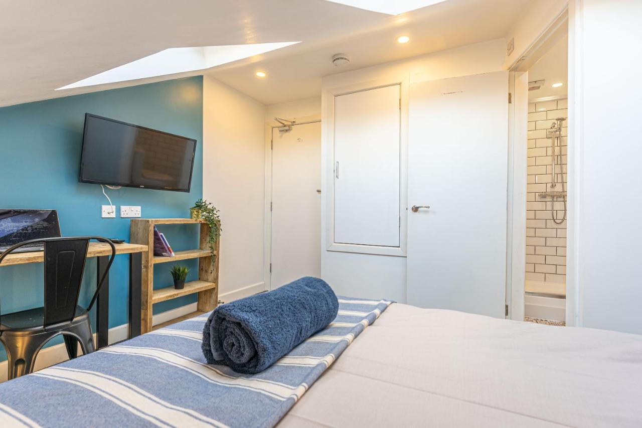 Stylish 5-Bed Home, Each With En-Suite And Own Tv コヴェントリー エクステリア 写真