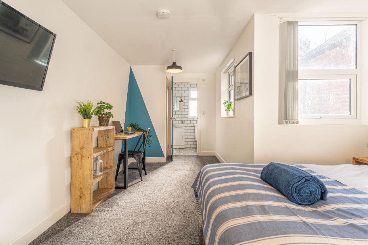 Stylish 5-Bed Home, Each With En-Suite And Own Tv コヴェントリー エクステリア 写真