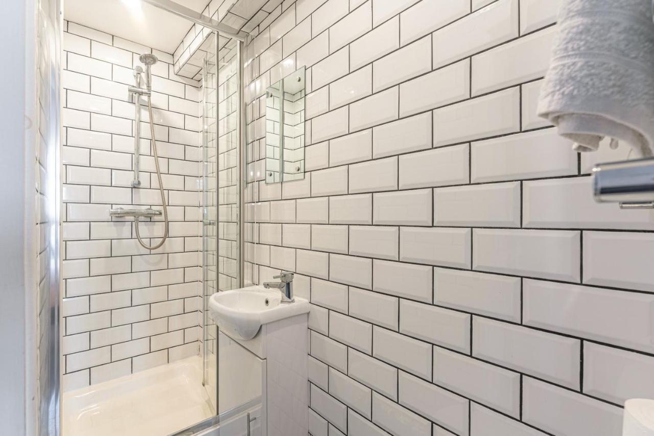 Stylish 5-Bed Home, Each With En-Suite And Own Tv コヴェントリー エクステリア 写真