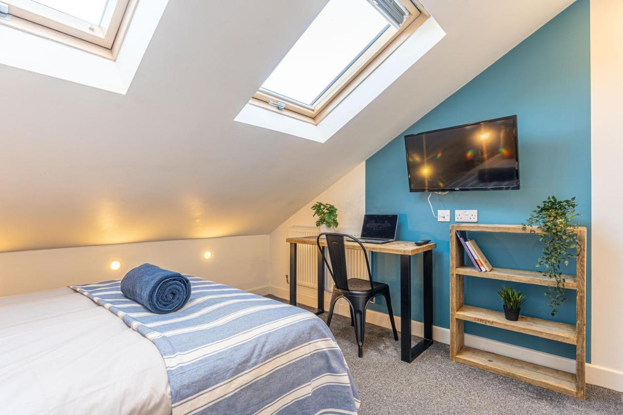 Stylish 5-Bed Home, Each With En-Suite And Own Tv コヴェントリー エクステリア 写真