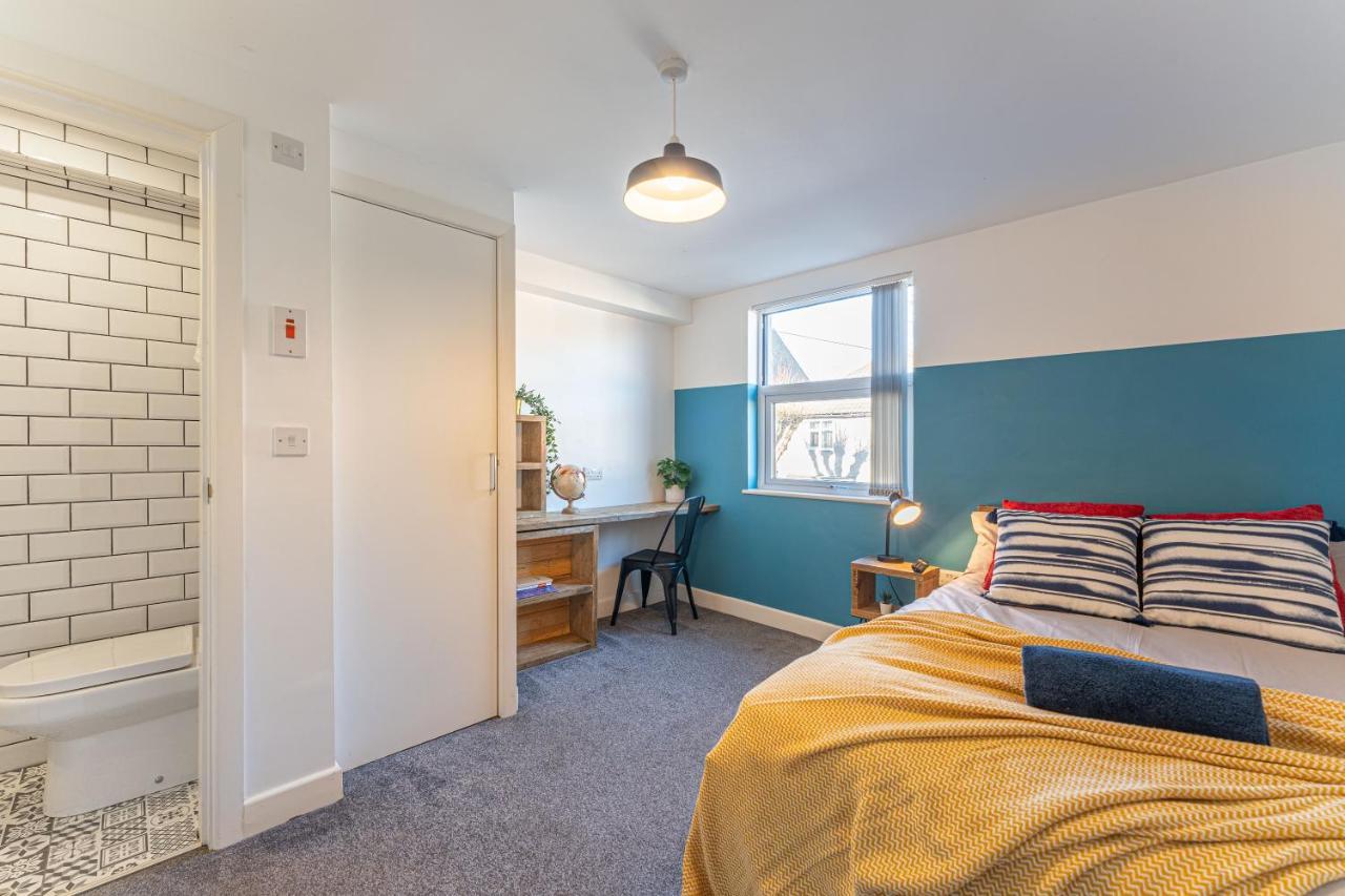 Stylish 5-Bed Home, Each With En-Suite And Own Tv コヴェントリー エクステリア 写真