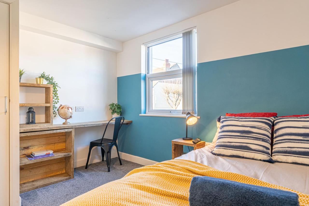 Stylish 5-Bed Home, Each With En-Suite And Own Tv コヴェントリー エクステリア 写真