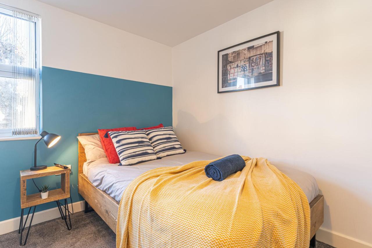 Stylish 5-Bed Home, Each With En-Suite And Own Tv コヴェントリー エクステリア 写真