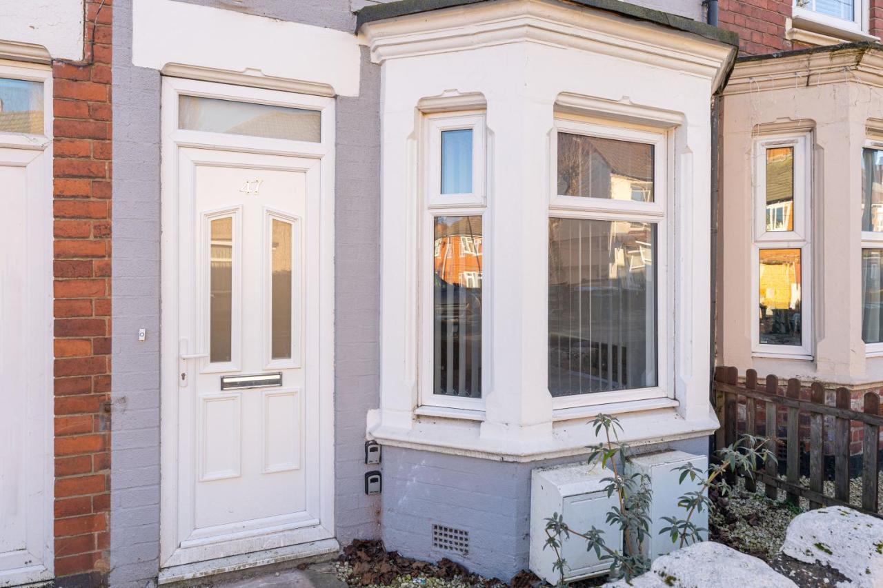Stylish 5-Bed Home, Each With En-Suite And Own Tv コヴェントリー エクステリア 写真