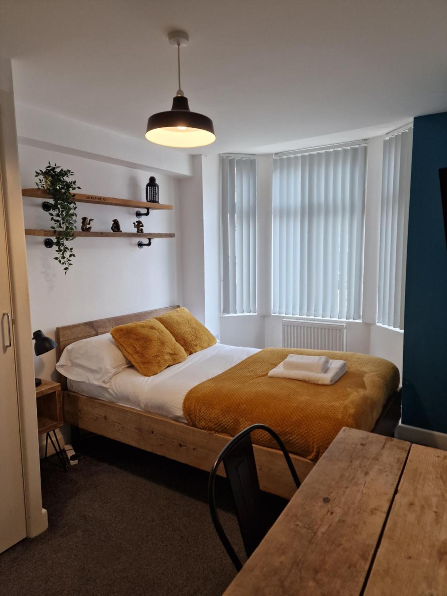 Stylish 5-Bed Home, Each With En-Suite And Own Tv コヴェントリー エクステリア 写真