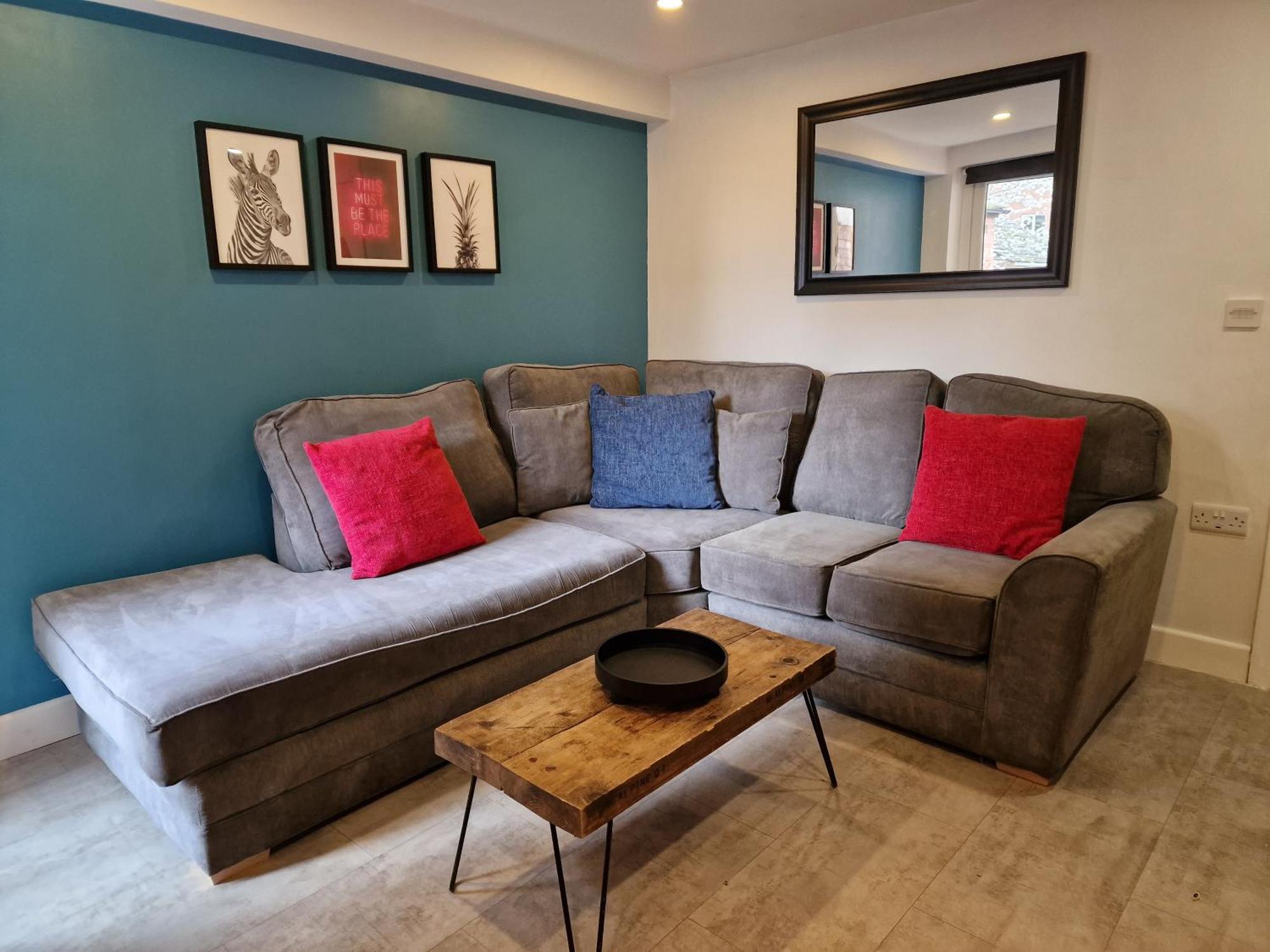 Stylish 5-Bed Home, Each With En-Suite And Own Tv コヴェントリー エクステリア 写真